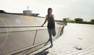 Frau dehnt sich im Rahmen eines Fitnesstrainings von Neonorth in Stuttgart